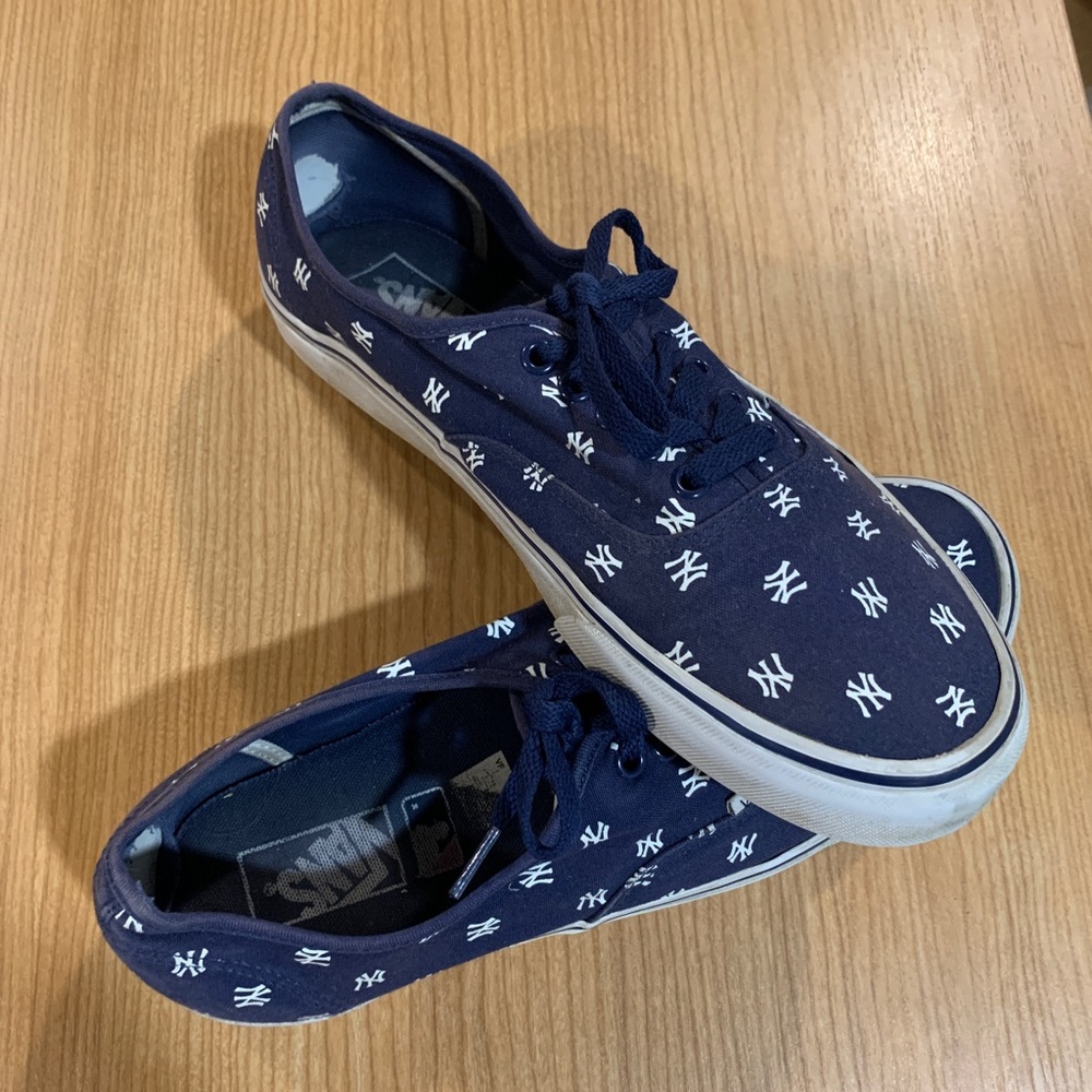 Authentic New York Yankees Vans skateboarding shoe
